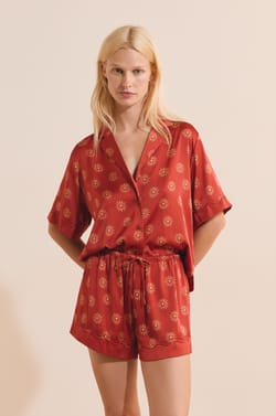 Short de pyjama &agrave; motifs fleurs satin&eacute;;${refinementColor}