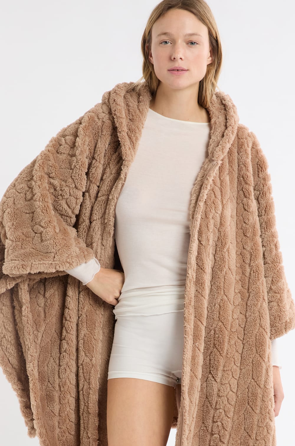Poncho &agrave; manches 3/4;${refinementColor}