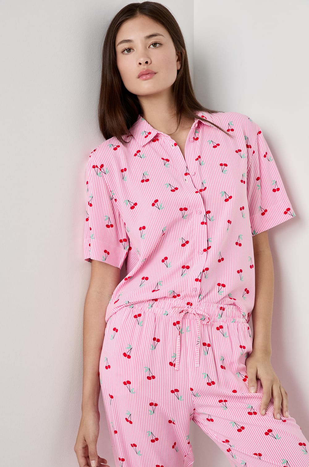 Chemise de pyjama &agrave; imprim&eacute;s cerises;${refinementColor}