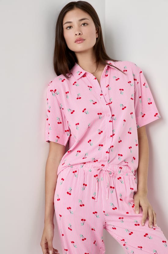 Chemise de pyjama &agrave; imprim&eacute;s cerises;${refinementColor}