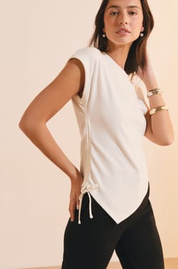 T-shirt avec liens nou&eacute;s sur le c&ocirc;t&eacute;;${refinementColor}
