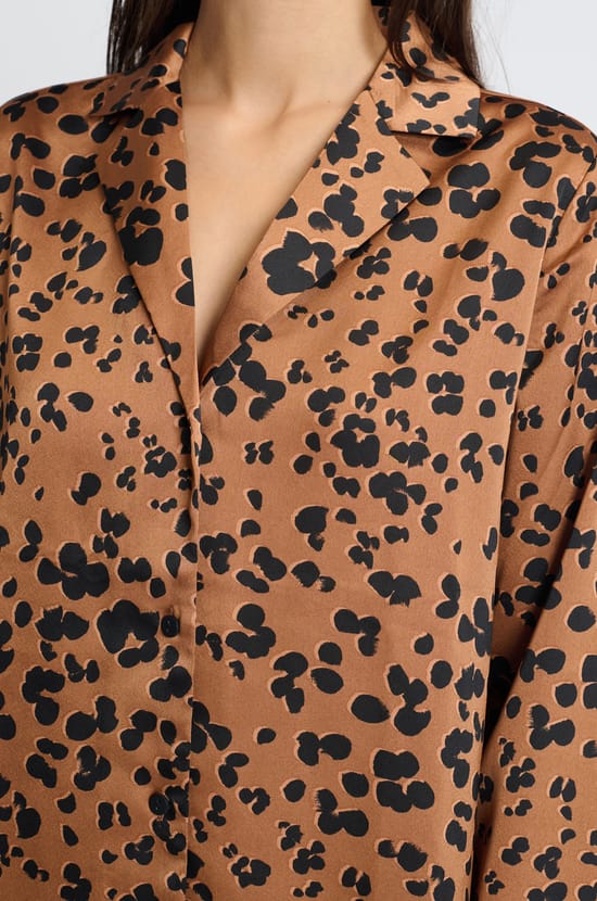 Chemise de pyjama satin&eacute;e &agrave; imprim&eacute;s;${refinementColor}