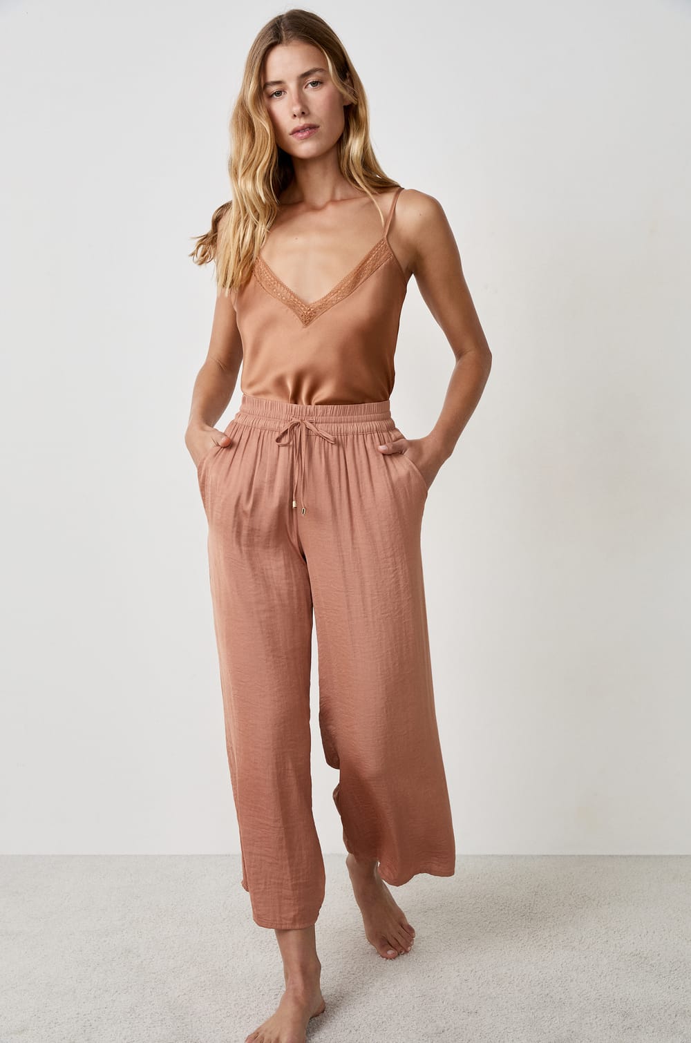 Pantalon satin&eacute; coupe large;${refinementColor}