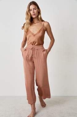 Pantalon satin&eacute; coupe large;${refinementColor}