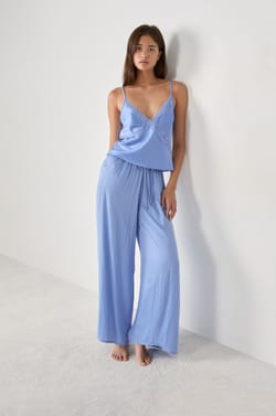 Pantalon de pyjama satin&eacute; coupe large;${refinementColor}