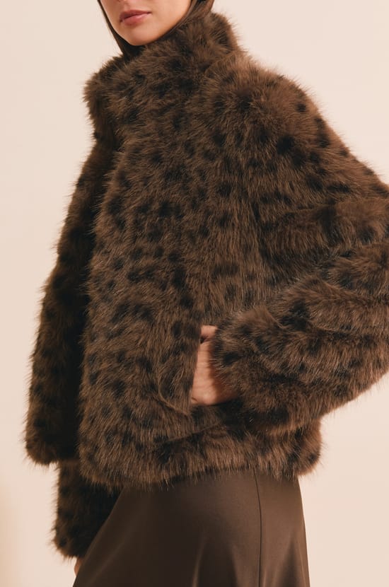 Manteau court en fausse fourrure l&eacute;opard;${refinementColor}