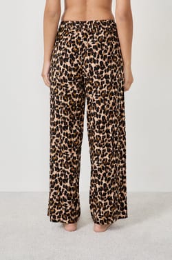 Pantal&oacute;n estampado de leopardo;${refinementColor}