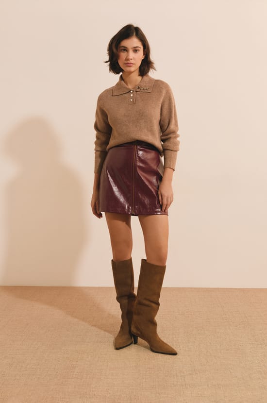 Pull col polo &agrave; d&eacute;tails boutons dor&eacute;s;${refinementColor}