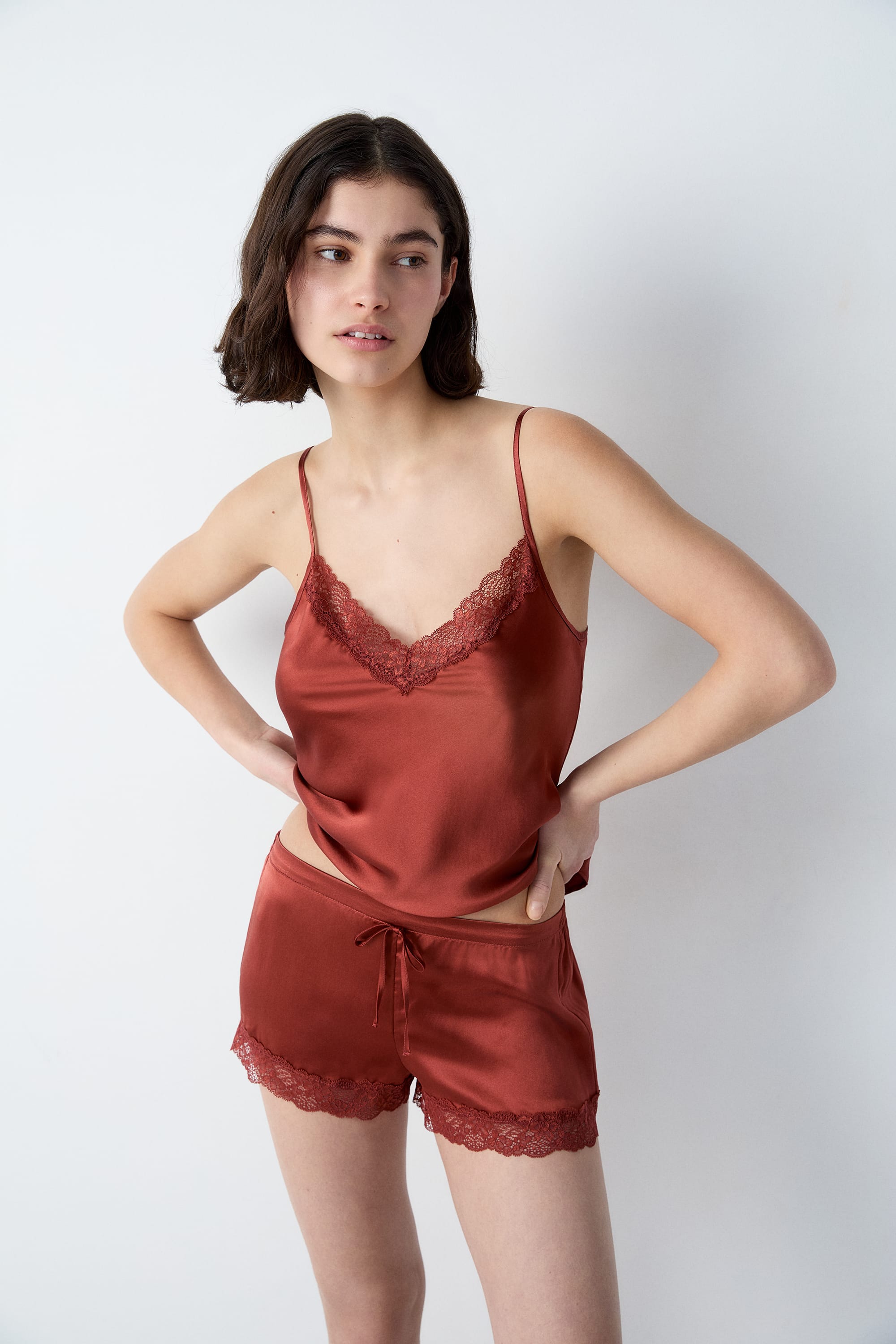 short de pyjama en soie détails dentelle