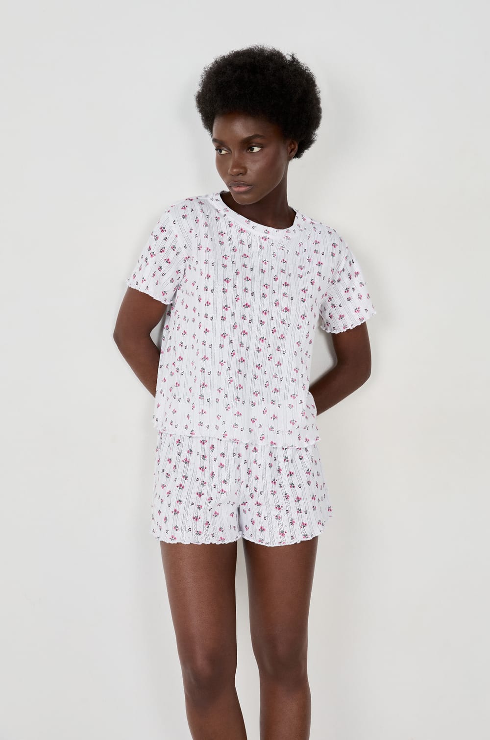 Short de pyjama avec motif fleurs;${refinementColor}