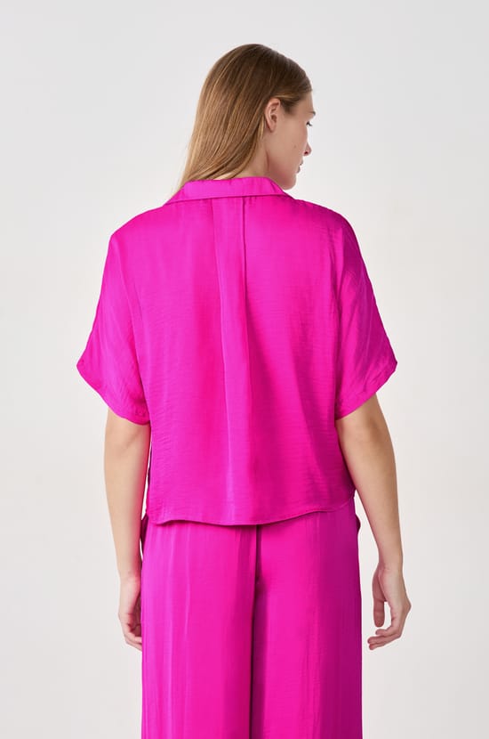 Camisa satinada de manga corta;${refinementColor}
