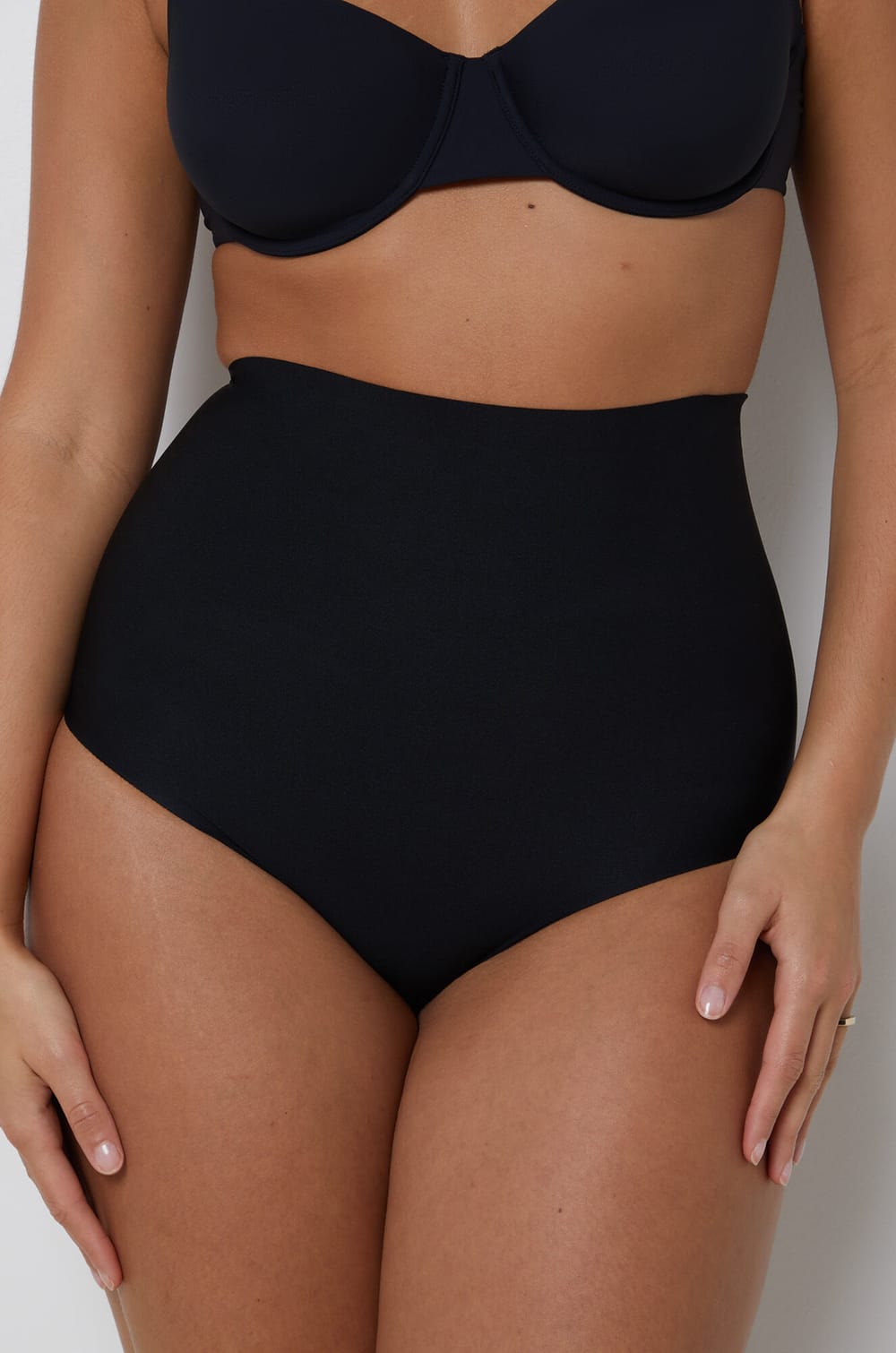 Slip mit hoher Taille – starker Halt;${refinementColor}