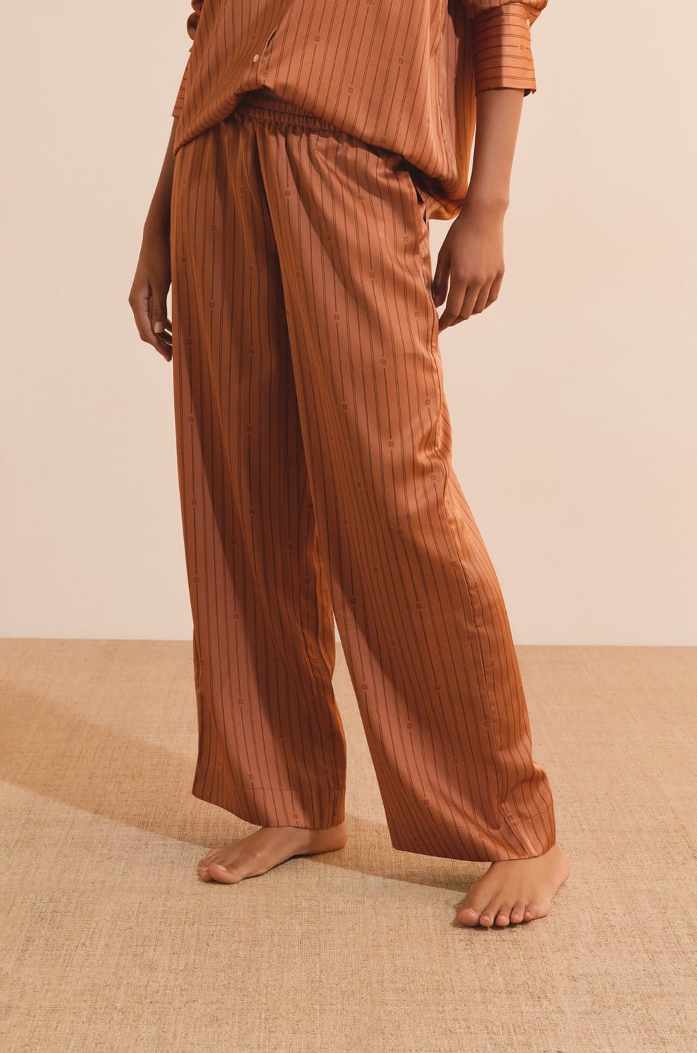 Pantalon satin&eacute; &agrave; rayures;${refinementColor}