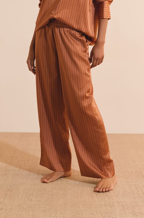 Pantalon satin&eacute; &agrave; rayures;${refinementColor}