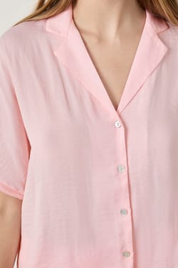 Camisa satinada de manga corta;${refinementColor}
