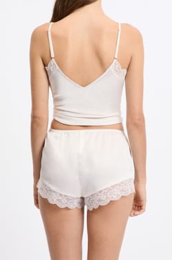 Short de pyjama satiné détails dentelle;${refinementColor}