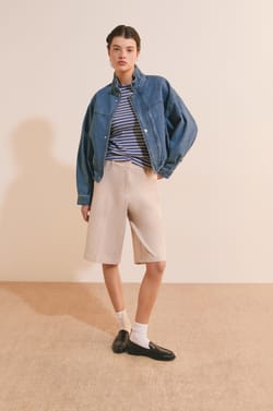 Blouson court en jean &agrave; col montant;${refinementColor}