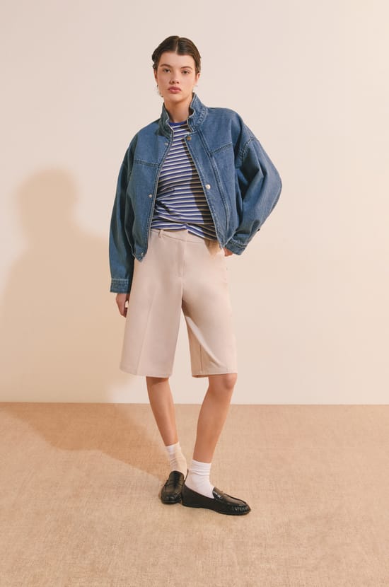 Blouson court en jean &agrave; col montant;${refinementColor}