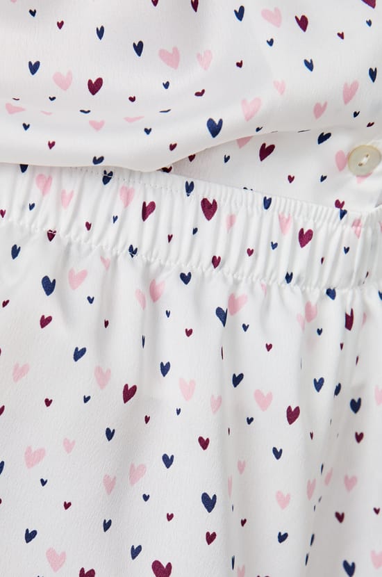 Pantalón cortos de pijama de satén con estampado de corazones;${refinementColor}