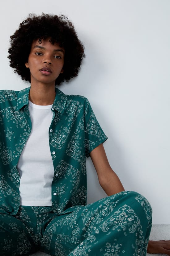 Short-sleeved patterned pyjama shirt;${refinementColor}