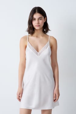 Nuisette courte satinée;${refinementColor}