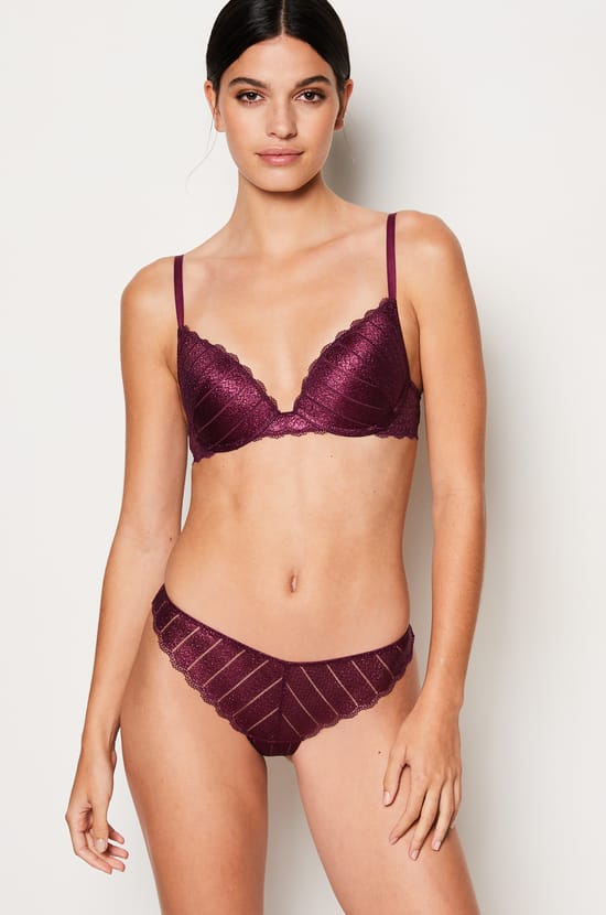 Tanga en dentelle irisé;${refinementColor}