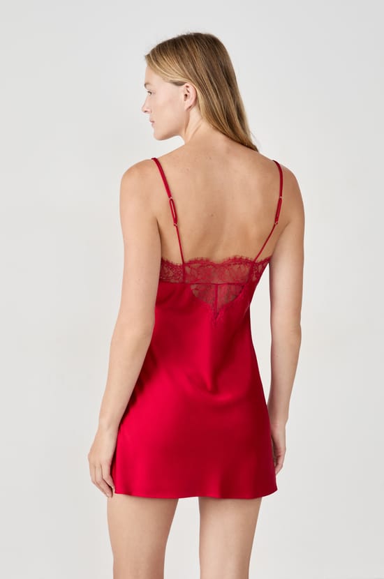 Nuisette satinée avec détails dentelle;${refinementColor}