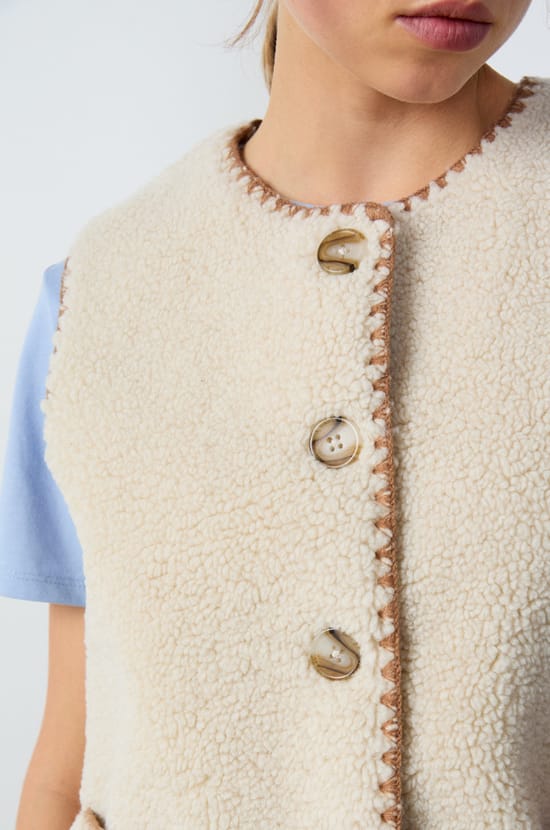Veste sans manches effet bouclette;${refinementColor}