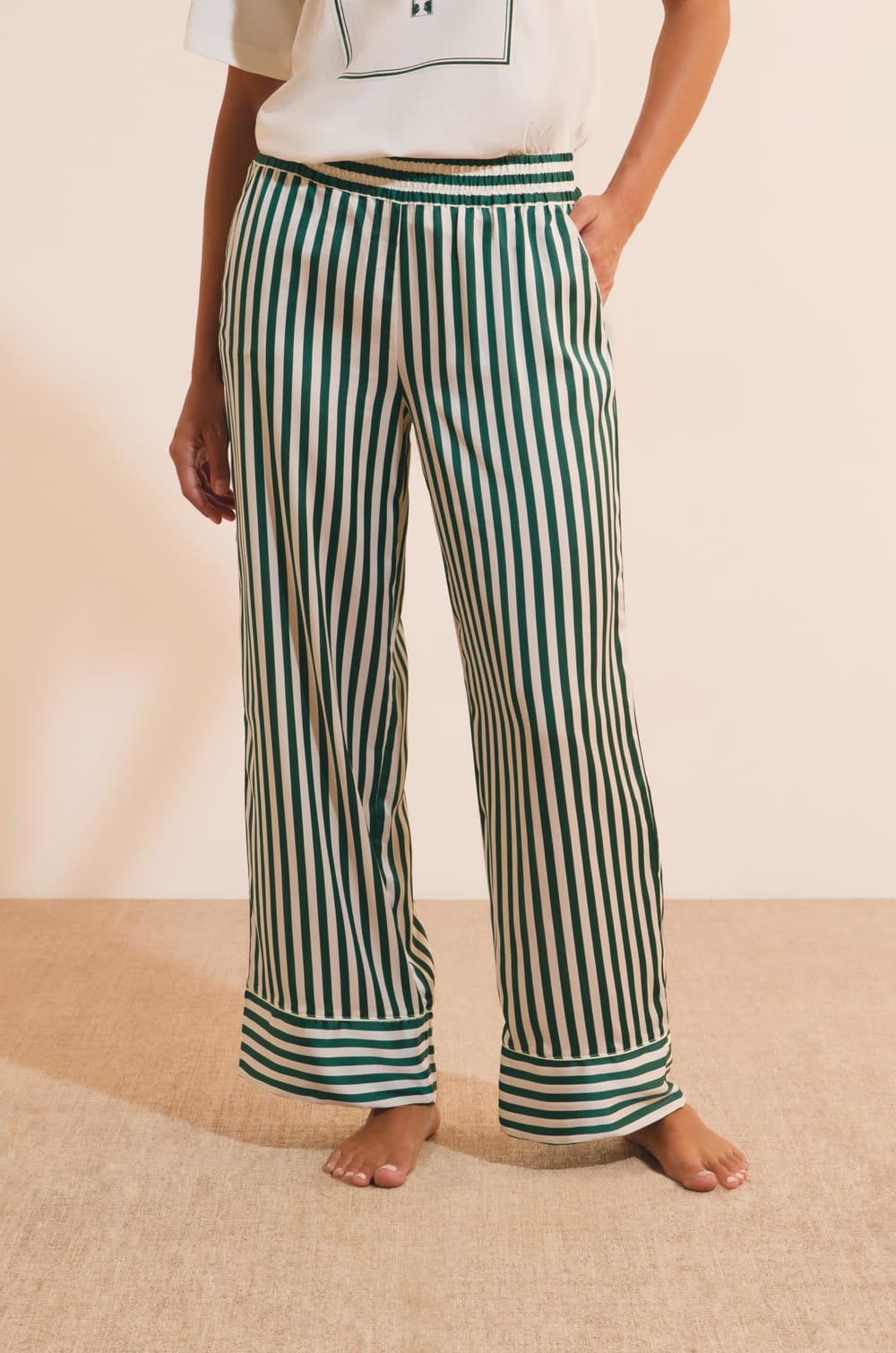 Pantalon satin&eacute; &agrave; rayures;${refinementColor}