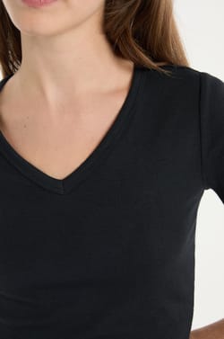 Camiseta con cuello en V y algod&oacute;n modal;${refinementColor}