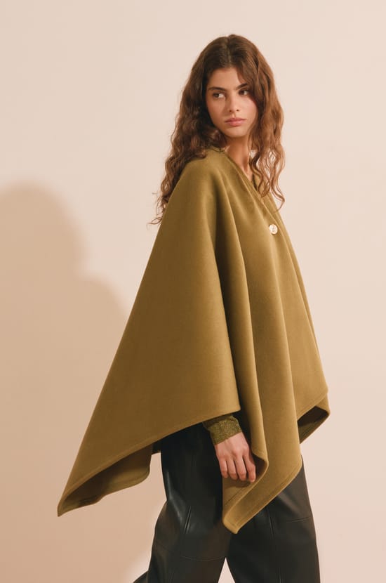 Chaqueta cape fluida;${refinementColor}