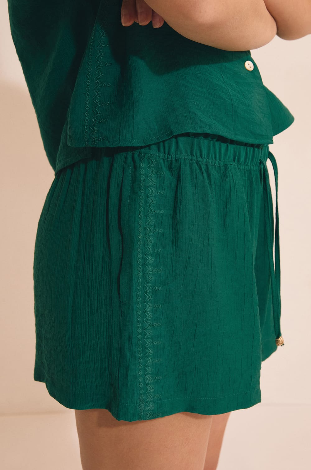 Pantal&oacute;n corto de pijama con cintura el&aacute;stica;${refinementColor}