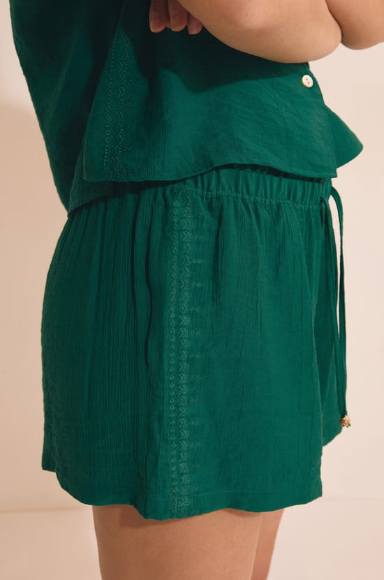 Pantal&oacute;n corto de pijama con cintura el&aacute;stica;${refinementColor}