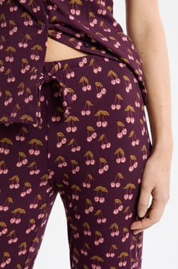 Pantal&oacute;n de pijama con estampado de cerezas;${refinementColor}