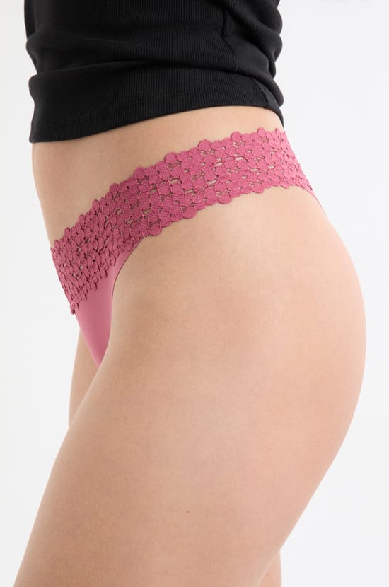 Tanga en microfibre et dentelle;${refinementColor}