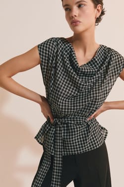 Top &agrave; col b&eacute;nitier cintr&eacute; &agrave; la taille;${refinementColor}