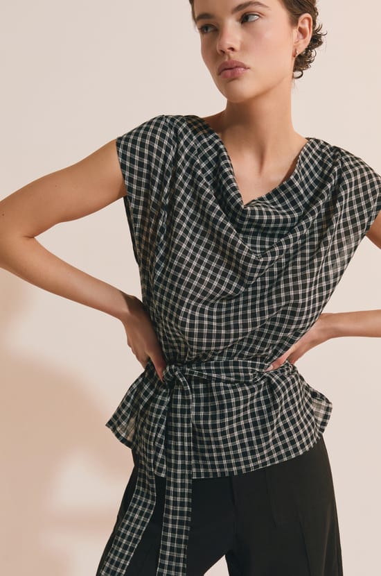 Top &agrave; col b&eacute;nitier cintr&eacute; &agrave; la taille;${refinementColor}