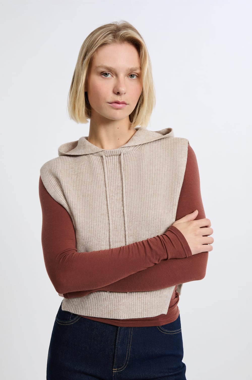 Cuello desmontable con capucha;${refinementColor}