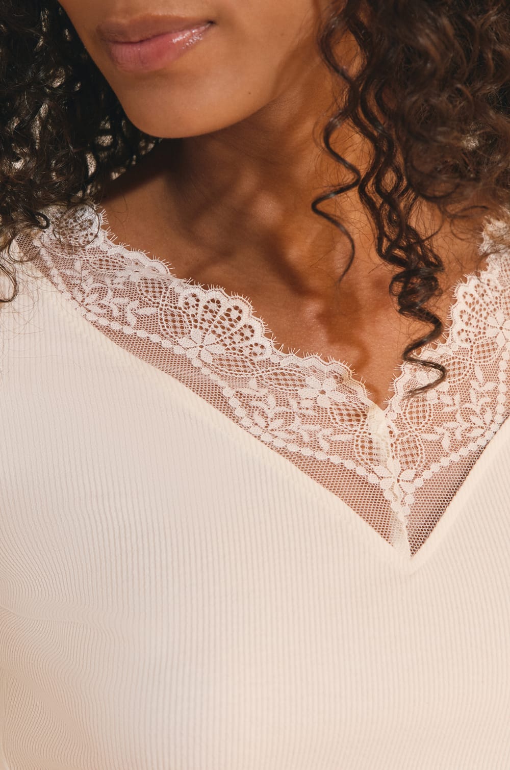 T-shirt col V avec dentelle en coton;${refinementColor}