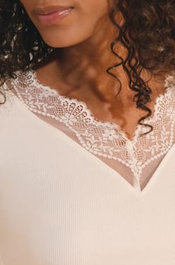 T-shirt col V avec dentelle en coton;${refinementColor}