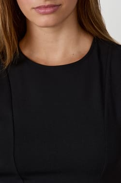 Short sleeveless dress;${refinementColor}