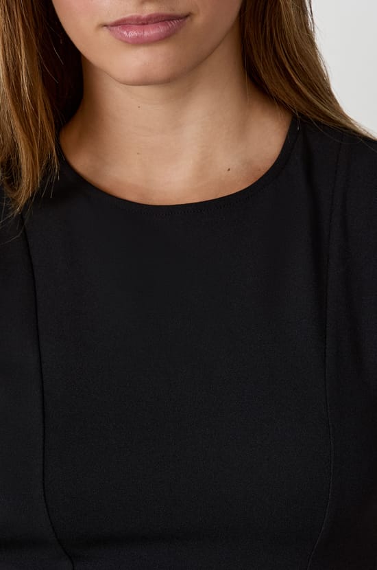 Robe courte sans manches;${refinementColor}