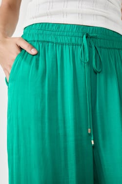 Pantalon satiné coupe large;${refinementColor}