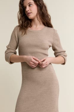 Robe c&ocirc;tel&eacute;e longue avec fente sur le devant;${refinementColor}