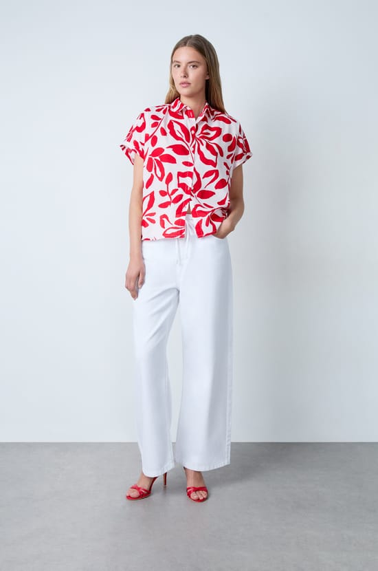 Chemise manches courtes en coton imprimée fleurs;${refinementColor}