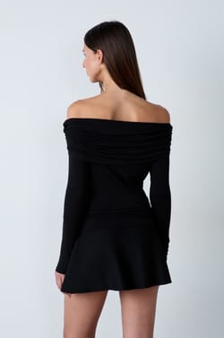 Long-sleeved off-shoulder T-shirt;${refinementColor}