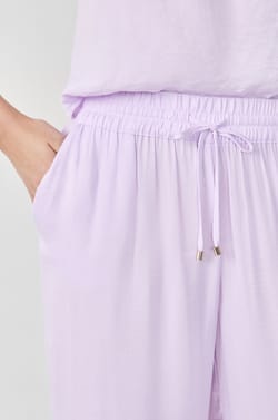 Satinierte 7/8 Hose mit weitem Schnitt;${refinementColor}