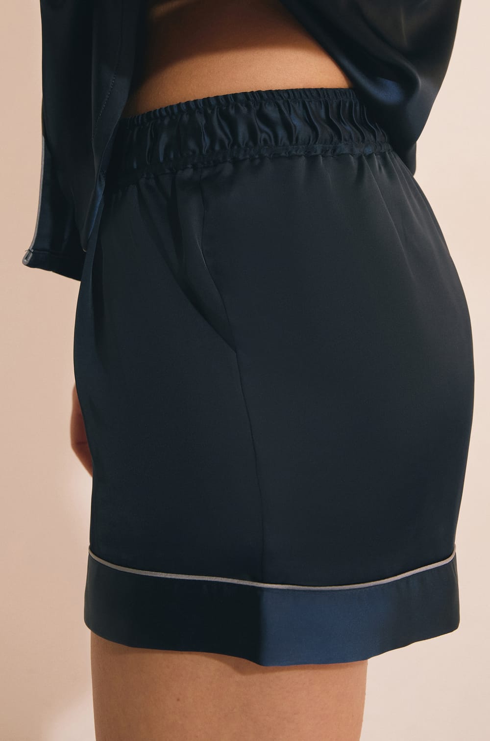 Short de pyjama satin&eacute;;${refinementColor}