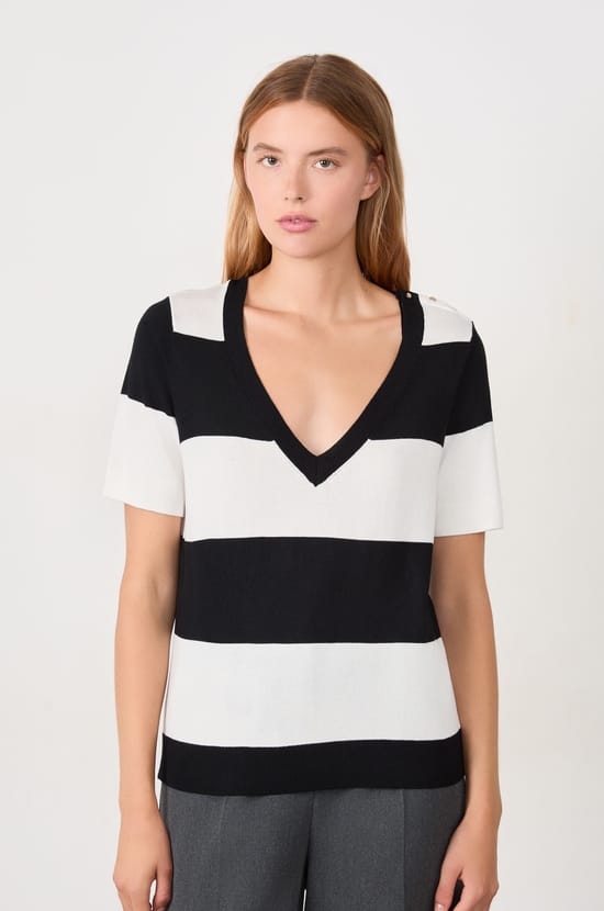 Short-sleeved V-neck sweater;${refinementColor}