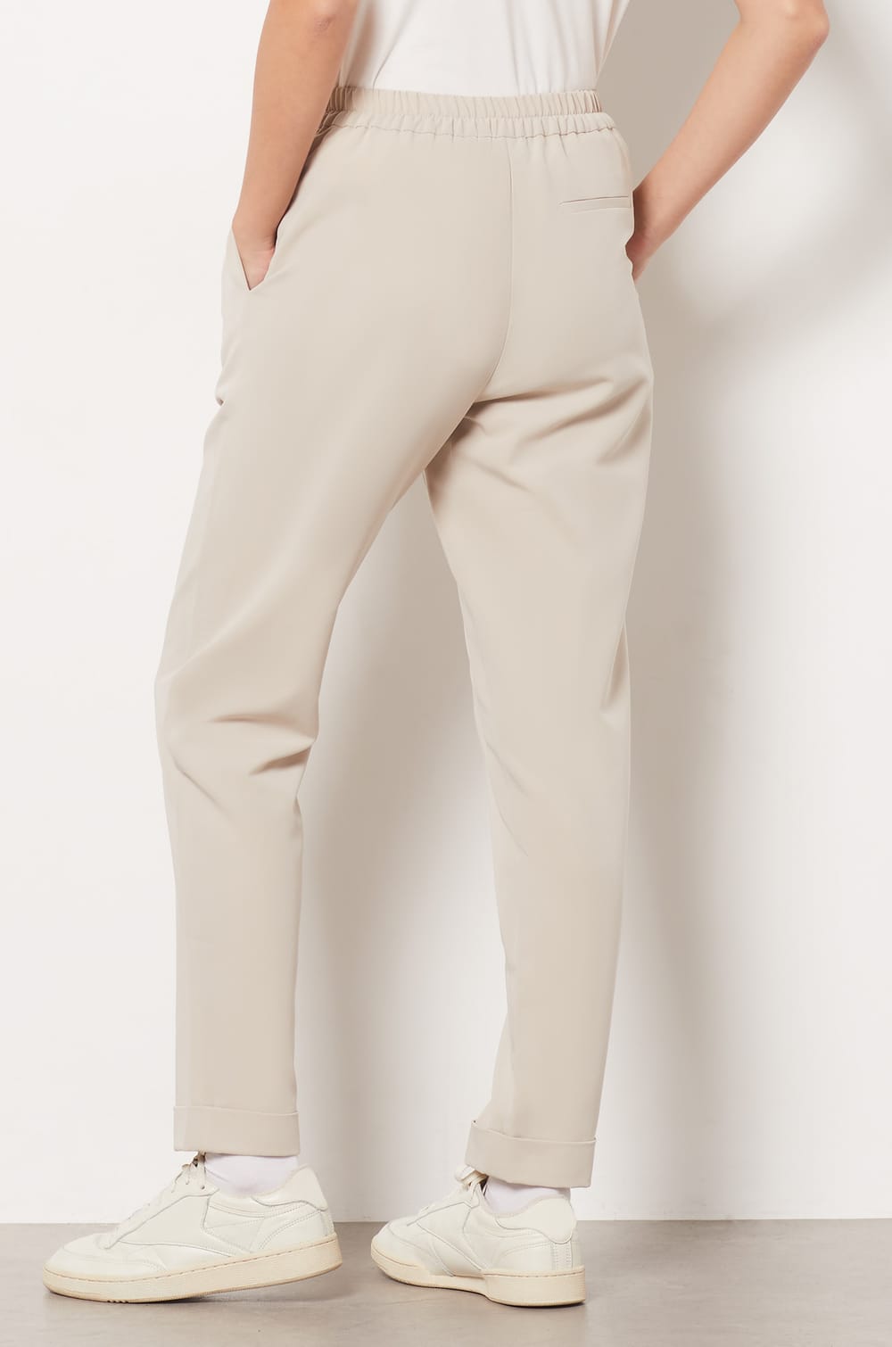 Trousers with a cigarette cut;${refinementColor}